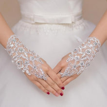 Short Bride Wedding Gloves Beige Short Design Lace Gauze Transparent Women Gloves 2018 UV-Proof Summer Women Fishnet Mitten R5